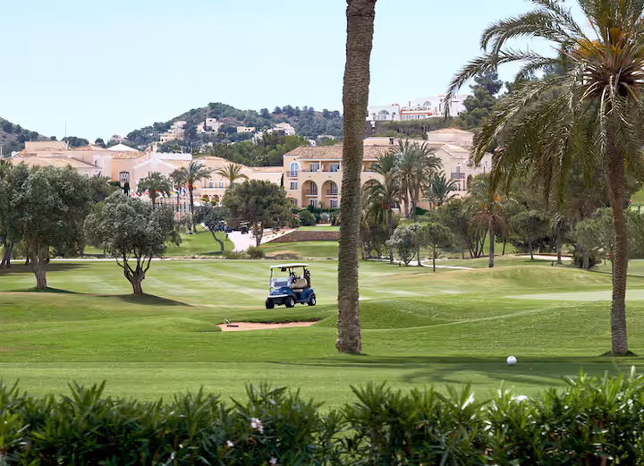 A Complete Guide to Golf Villas in Dubai: Communities, Prices, and Lifestyle